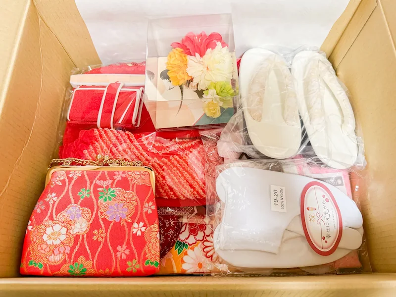 着物レンタルで届いた段ボールに入っている着物や小物の様子