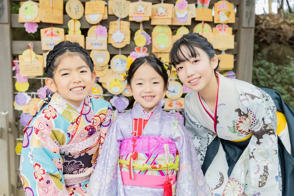 検見川神社で七五三の出張撮影をする三姉妹