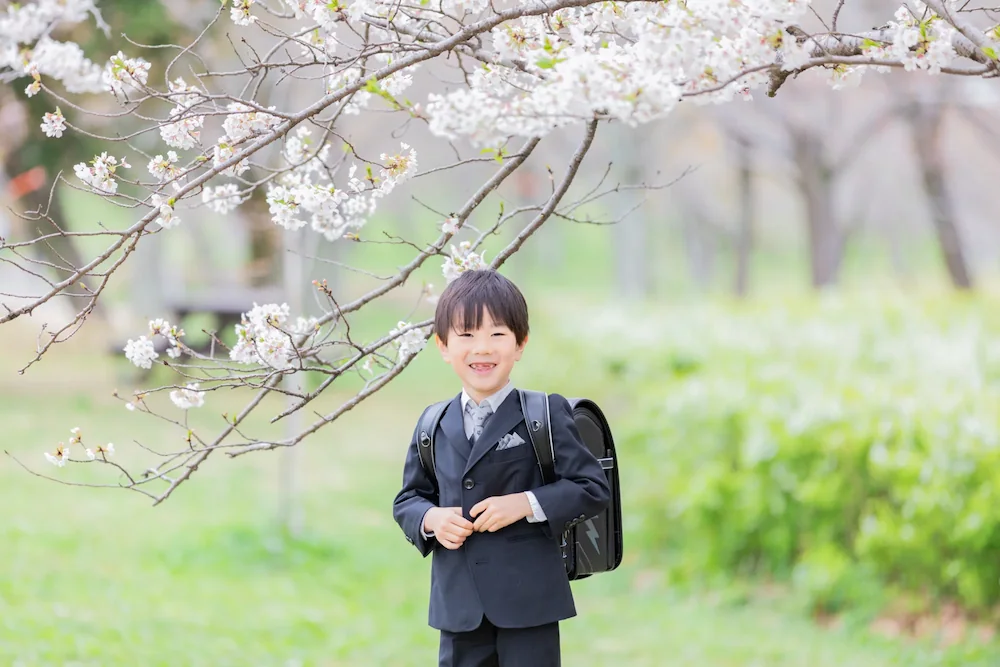 青葉の森公園で入学記念撮影をするランドセルを背負った男の子