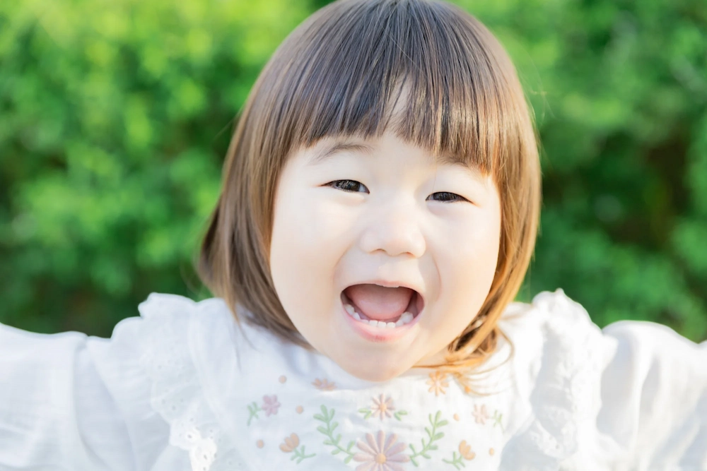 青葉の森公園で誕生日の記念撮影をする女の子
