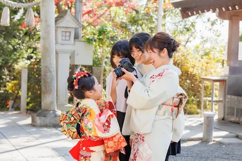 七五三の女の子が着物を着て家族でいる写真