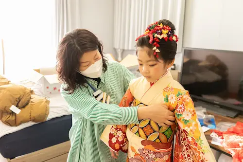 七五三の小物の着付けをしている写真