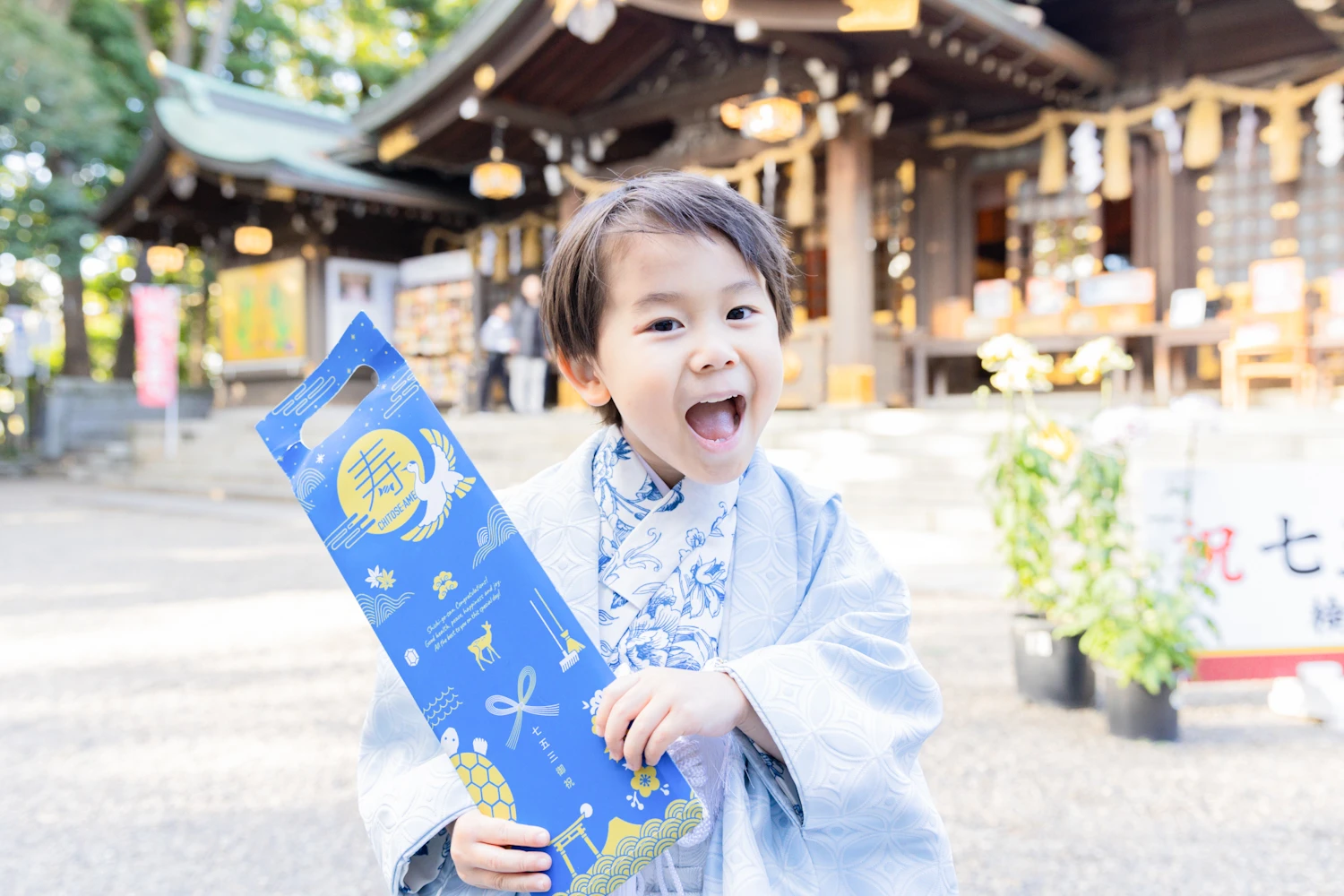 検見川神社で千歳飴袋を持って七五三撮影する男の子