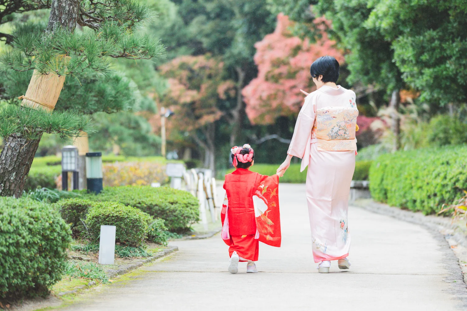 七五三の着物を着た女の子とお母さんが歩いている後ろ姿