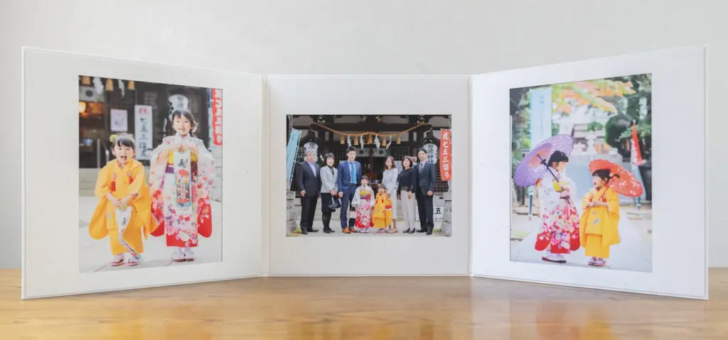 七五三の写真を飾っている台紙