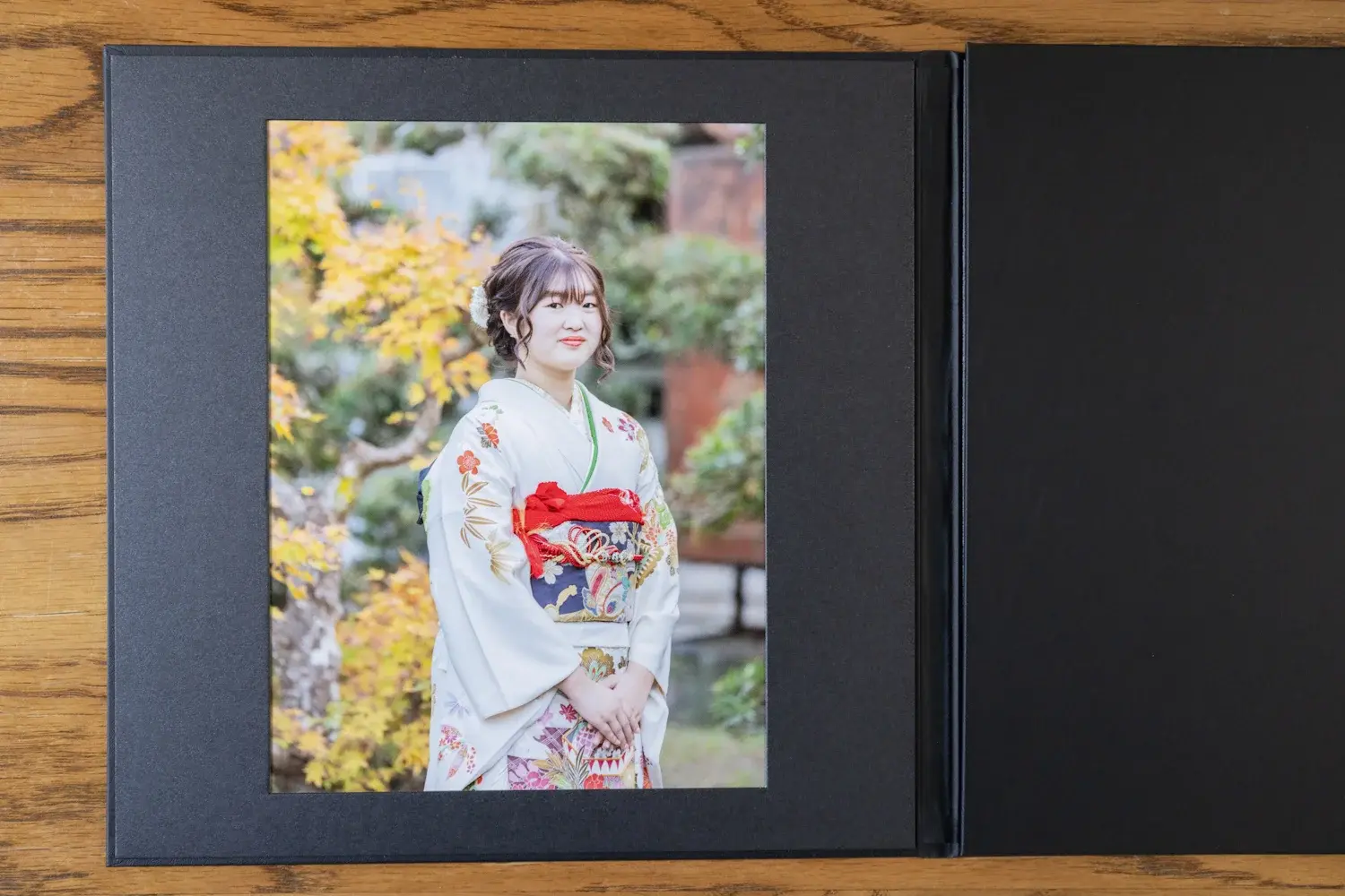 ご成人の記念写真を飾っている台紙