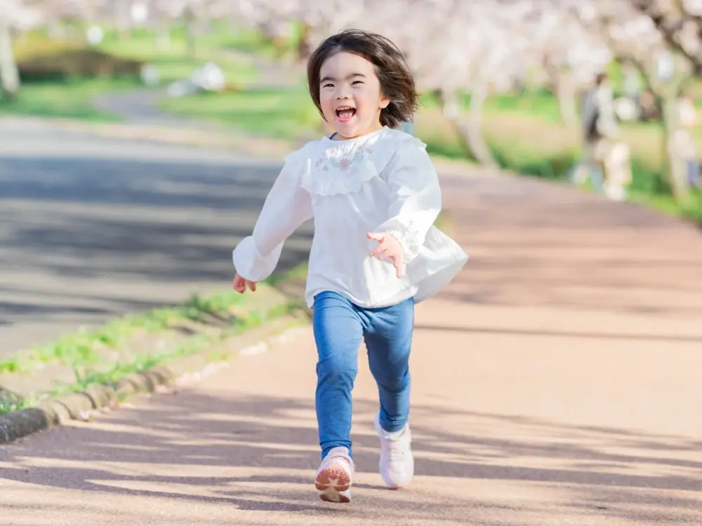 笑顔で走っている女の子