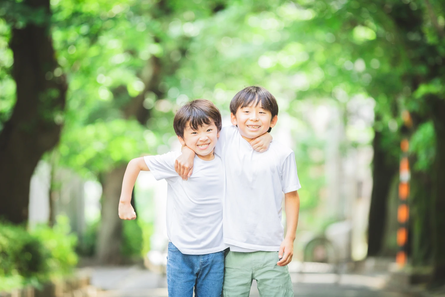 方を組む男の子