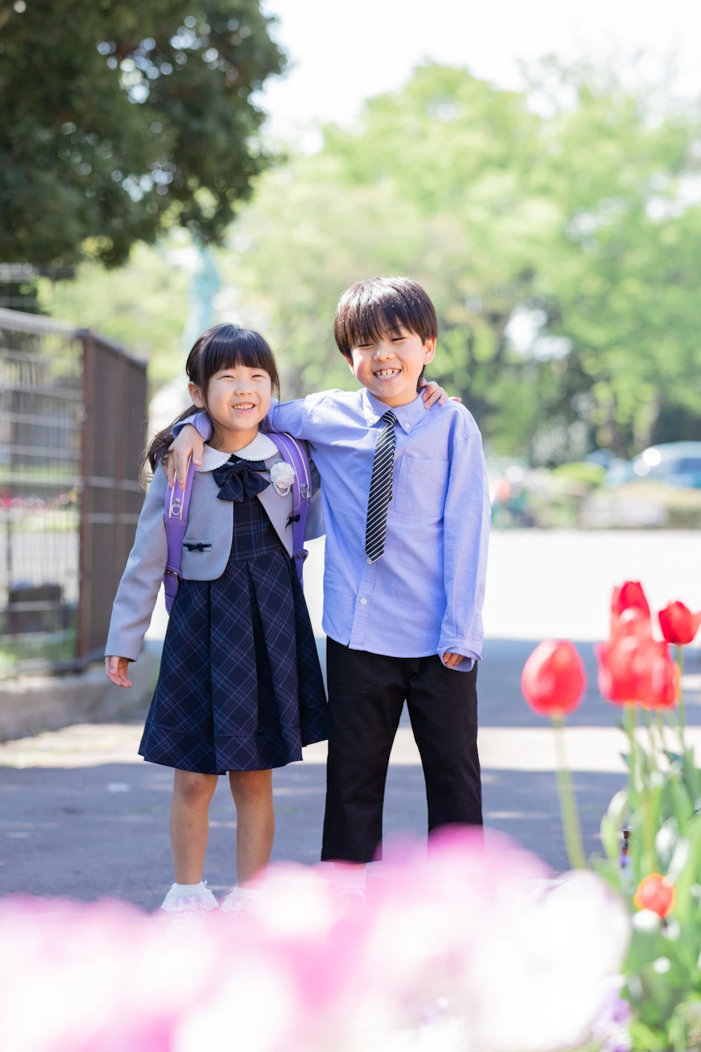 肩を組む男の子と女の子