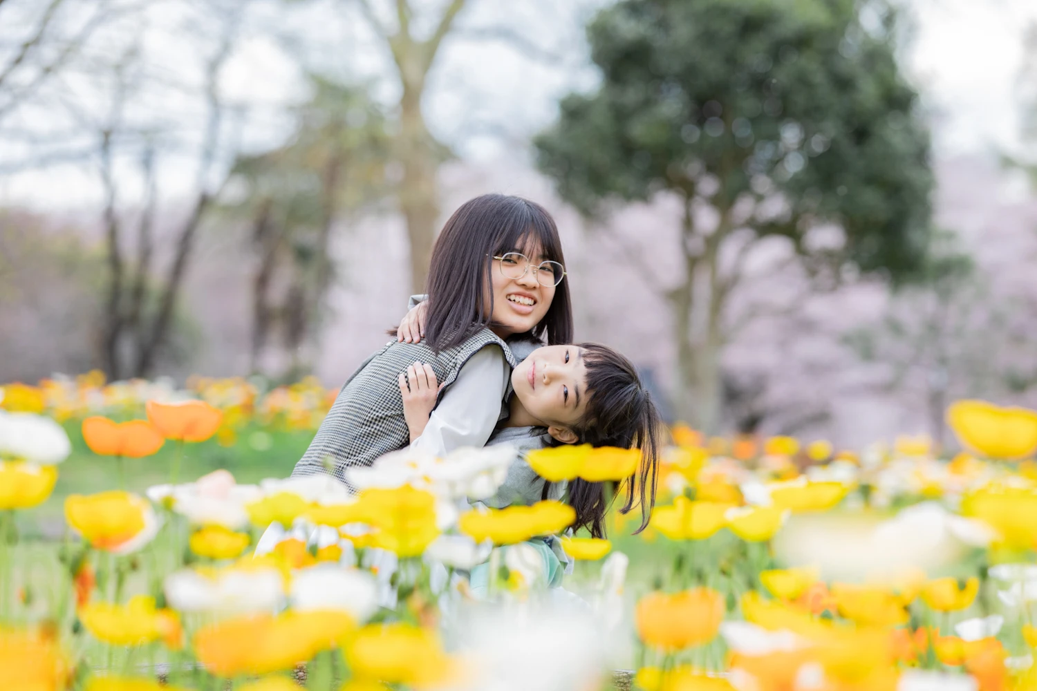 笑顔で黄色い花に囲まれている