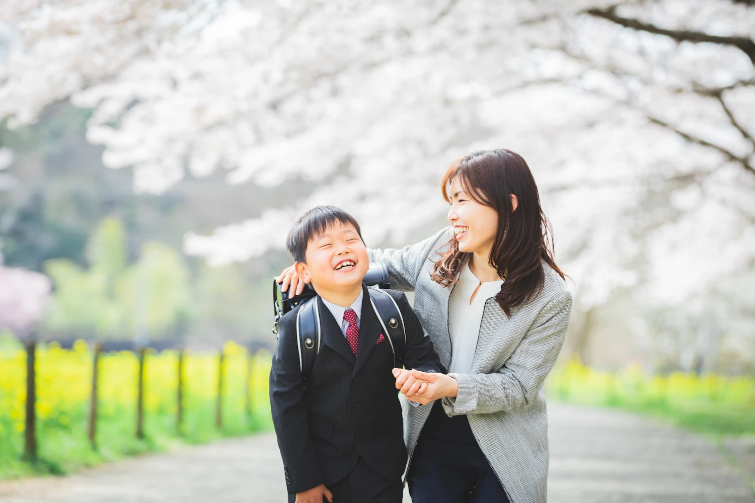 ランドセルを背負った男の子とママ
