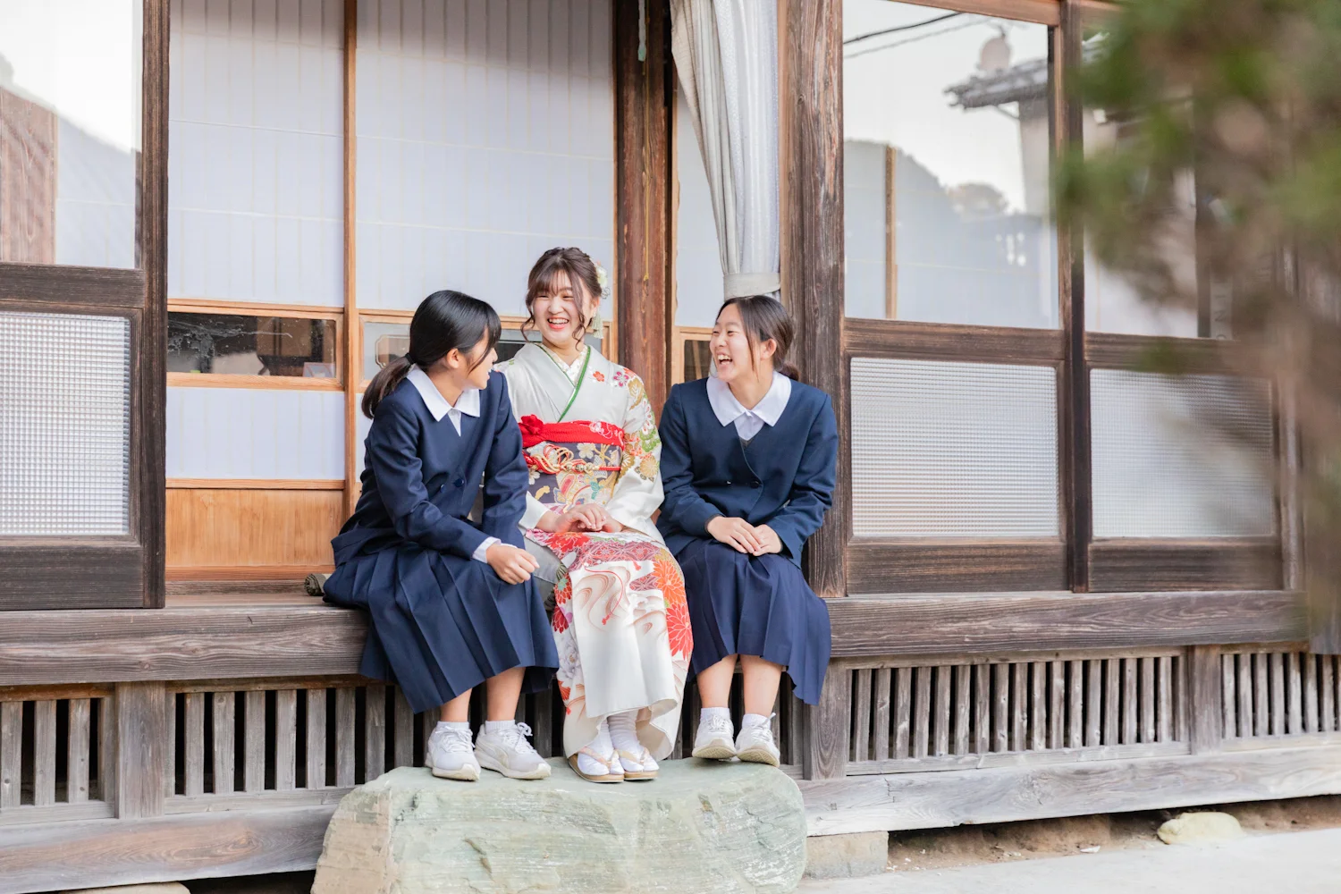 姉妹と一緒に映る着物姿の女性