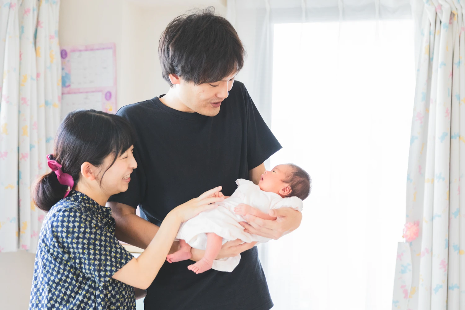 パパに抱っこされている赤ちゃんの写真