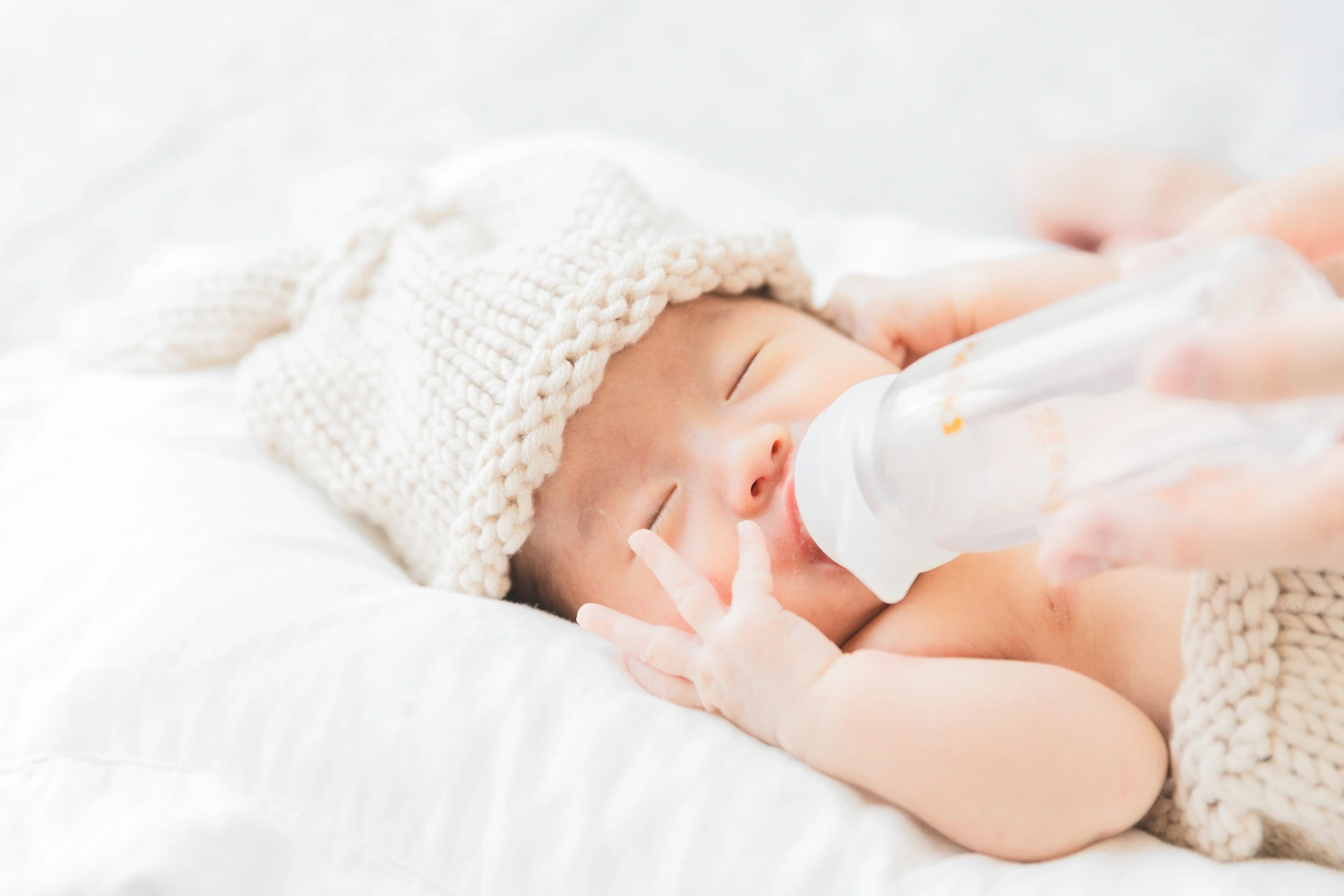 赤ちゃんがミルクを飲んでいるニューボーンフォト