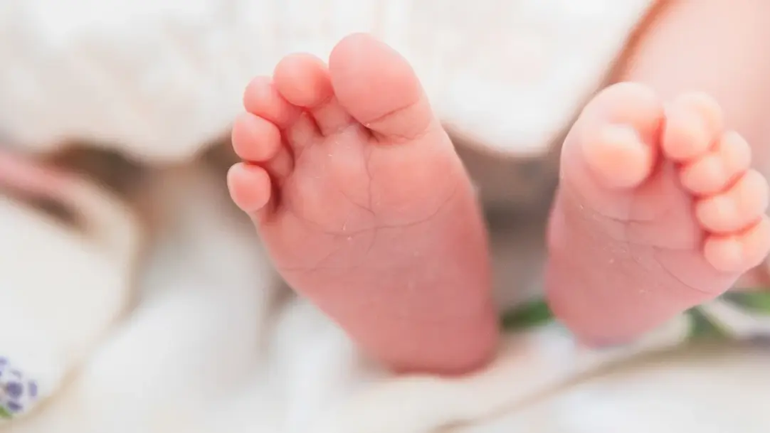 ナチュラルニューボーン撮影で写した赤ちゃんの両足の写真