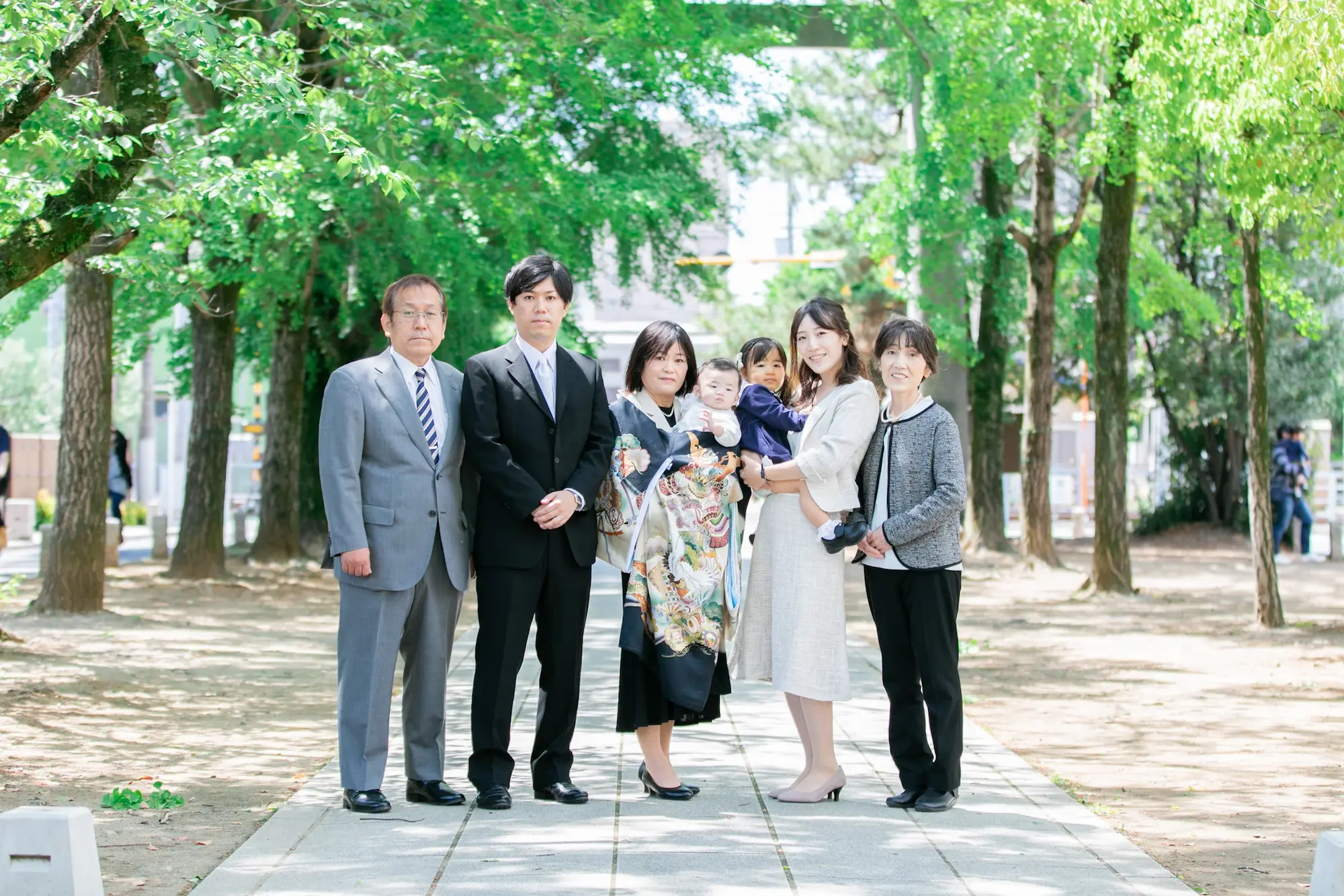 お宮参りで家族が揃った記念写真