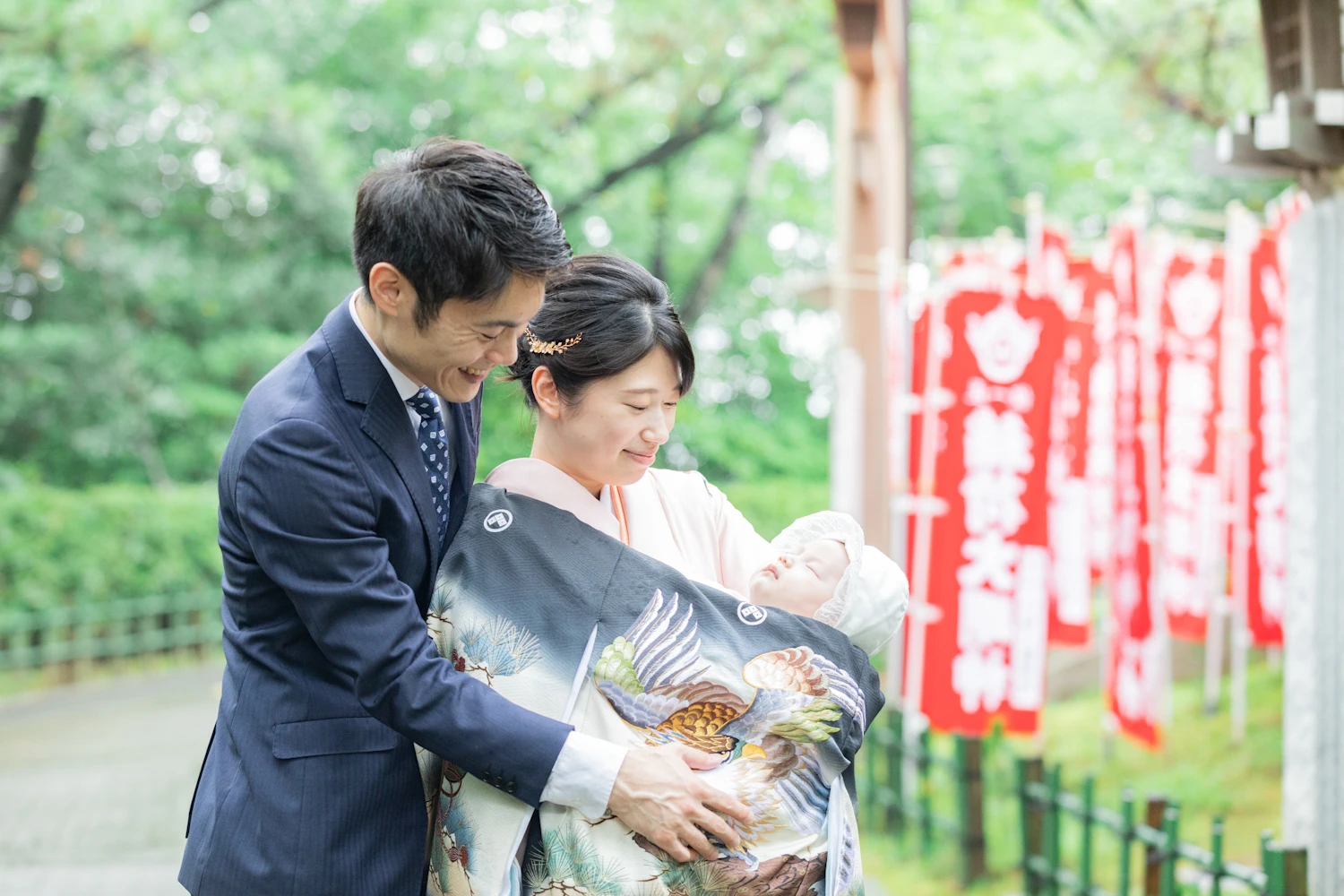 神社でお宮参りに来ている親子