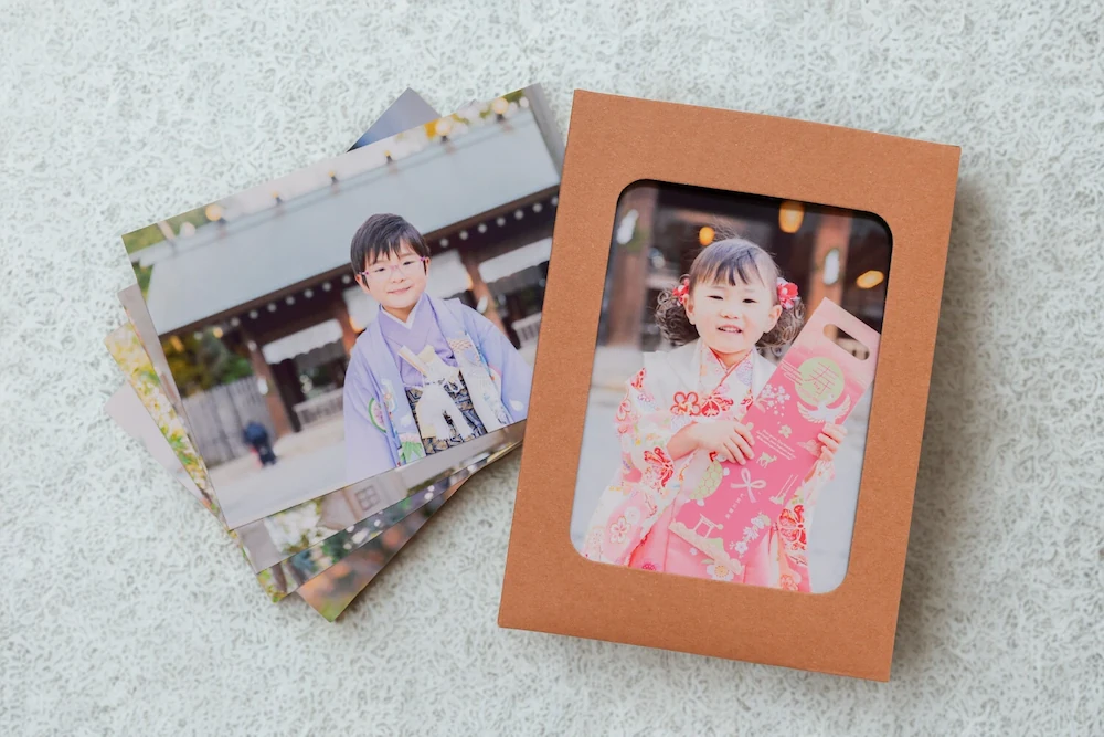 七五三の出張撮影でプレゼントしているすぐ飾れるペーパーフレーム入りのプリント写真