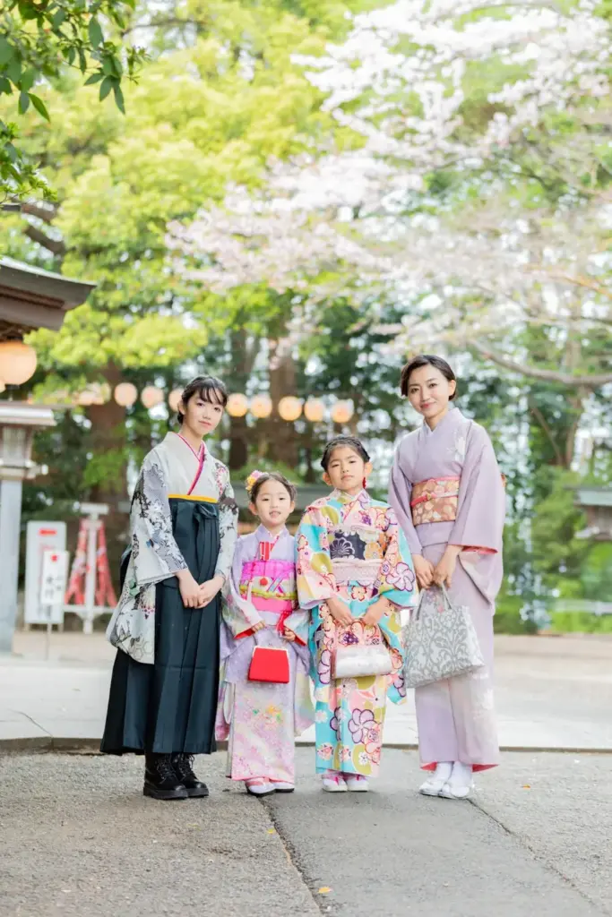 検見川神社で七五三の撮影をする着物を着た3人の女の子とお母さん