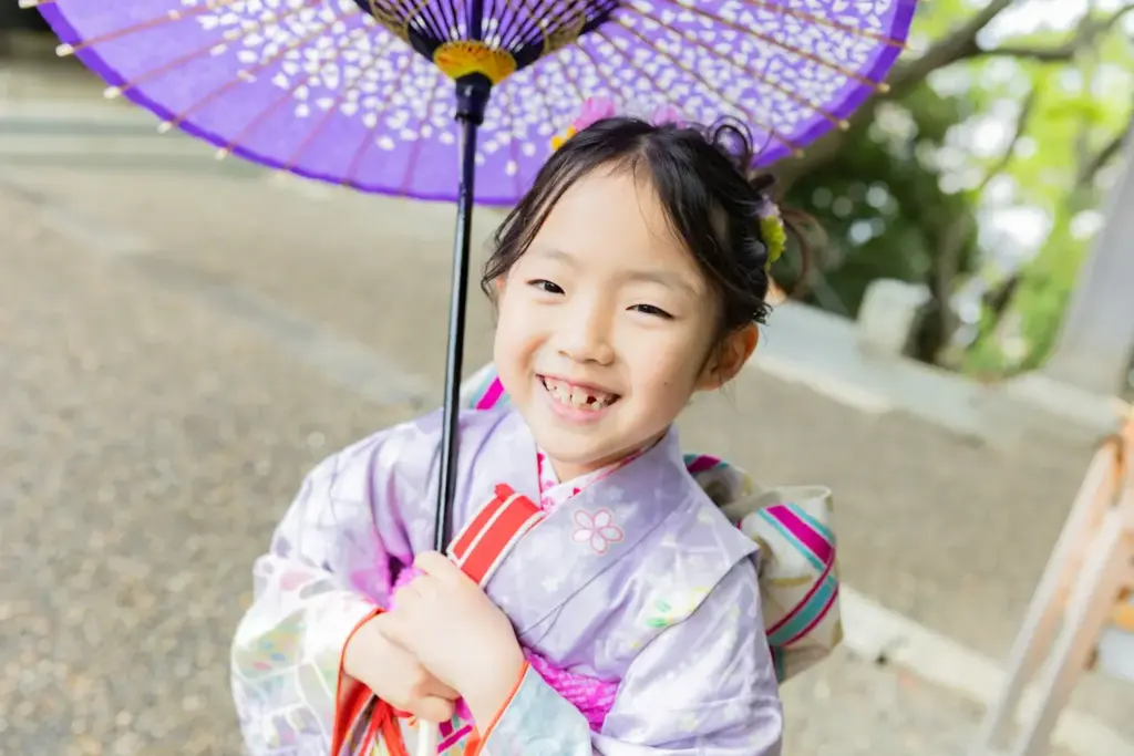 検見川神社で和傘を持って七五三の撮影をする着物を着た女の子