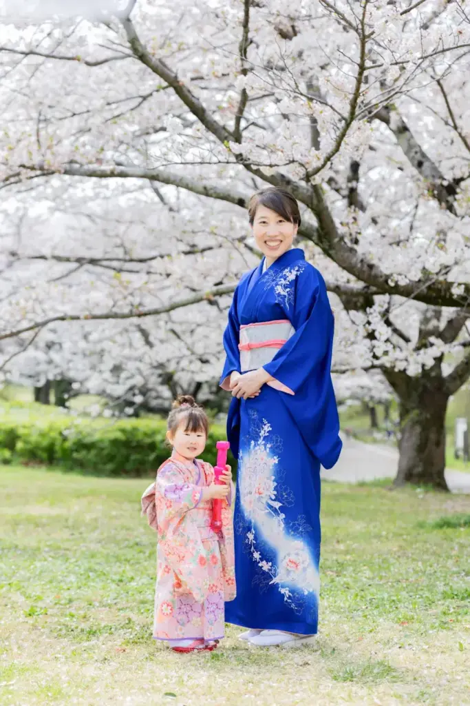 桜の木の下で着物を着ているママと女の子