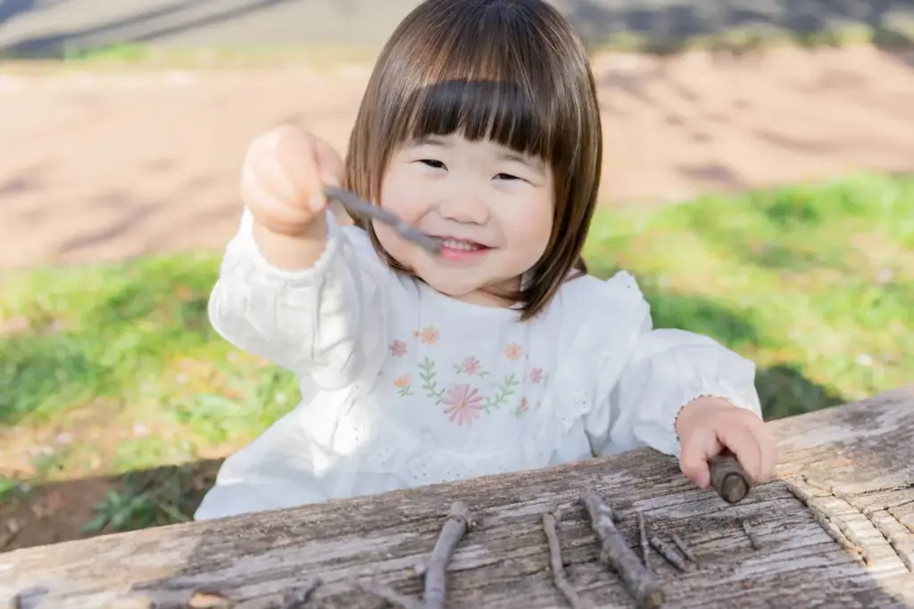 青葉の森で笑顔で遊んでいる女の子
