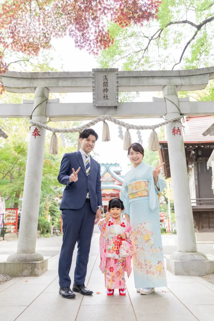 多摩川浅間神社の鳥居の前での家族写真