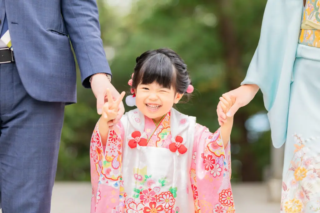 七五三で嬉しそうにピースする3歳女の子