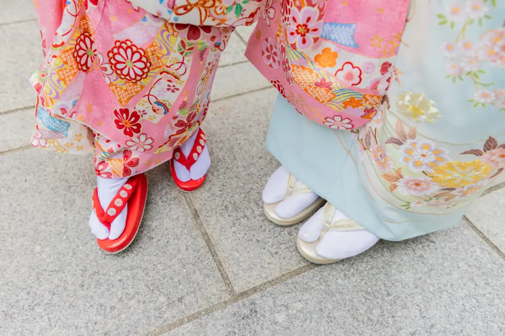七五三の雰囲気を伝える、ママと女の子の足元の写真
