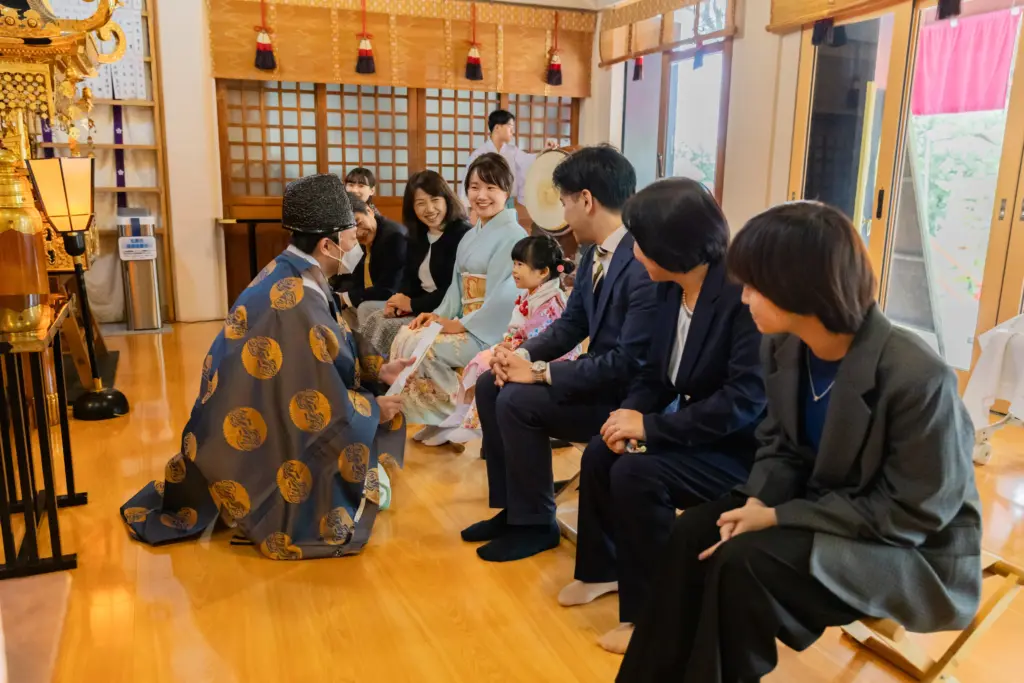 多摩川浅間神社で七五三のご祈祷をしている写真