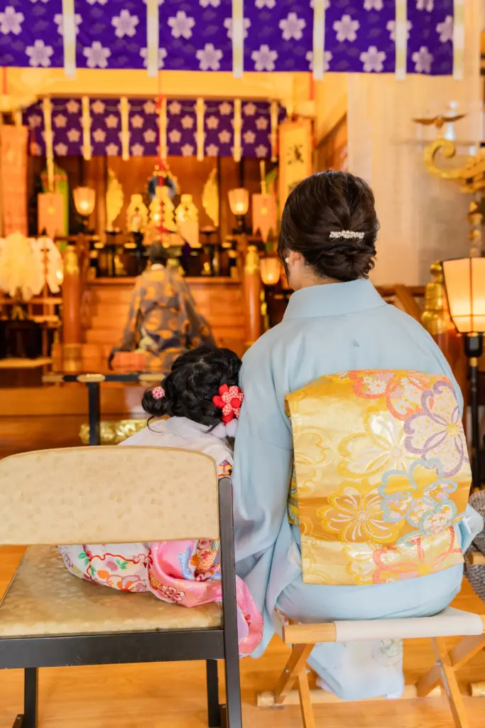 七五三ご祈祷中の親子の自然な写真
