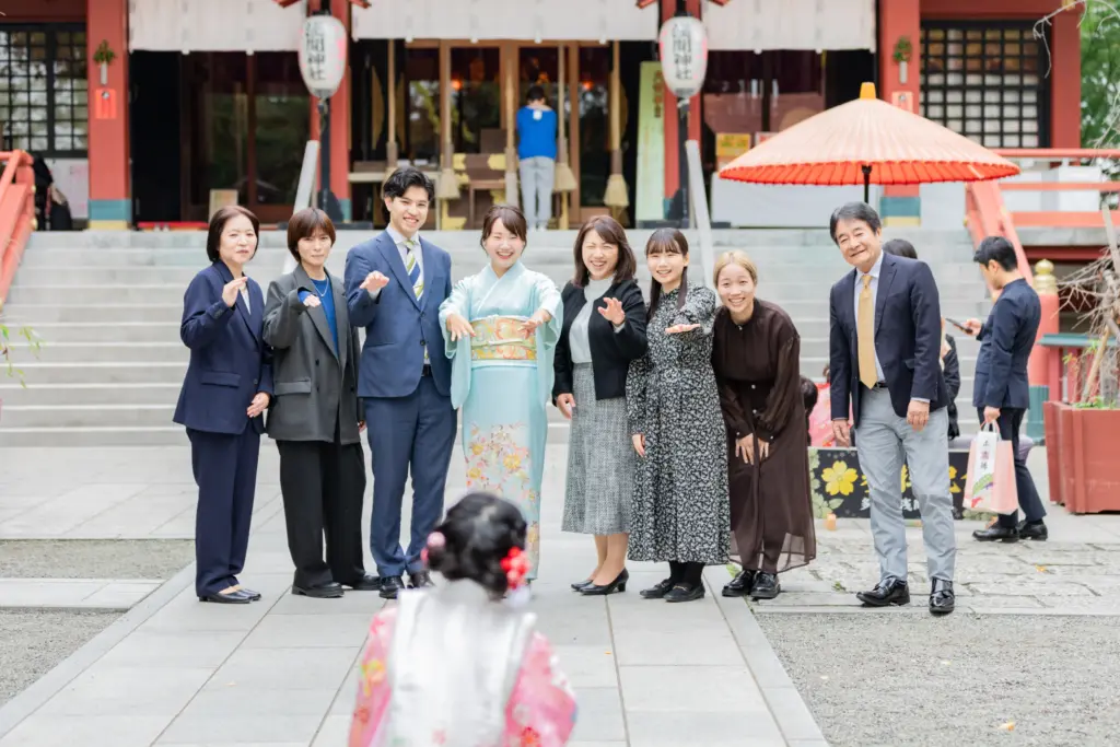 みんなで女の子を温かく見守る家族写真