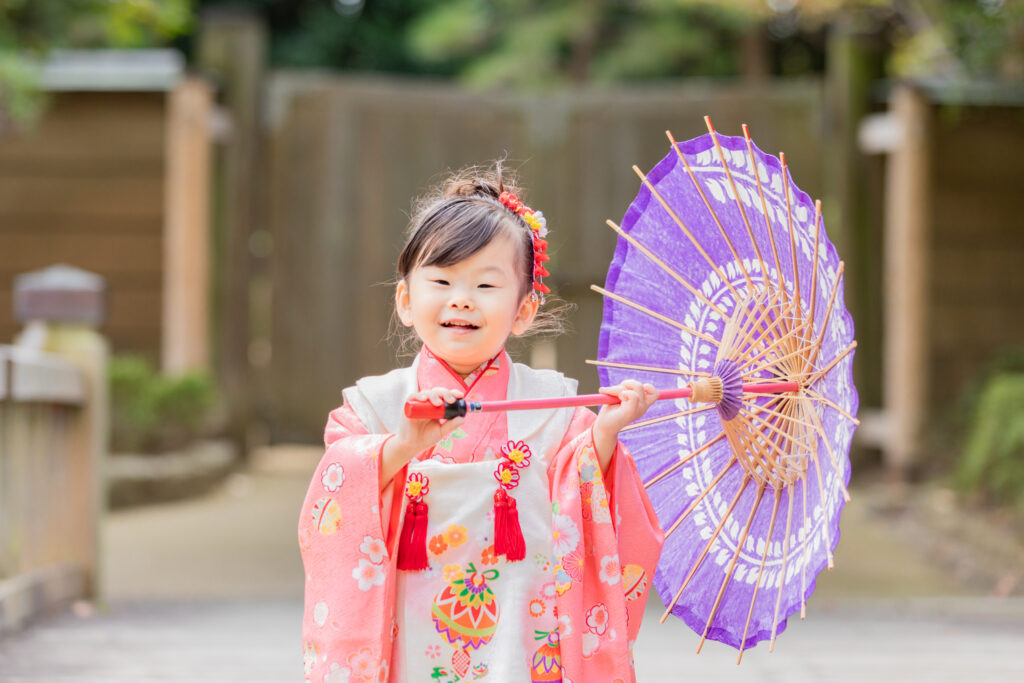 和傘を持ってご機嫌な3歳女の子