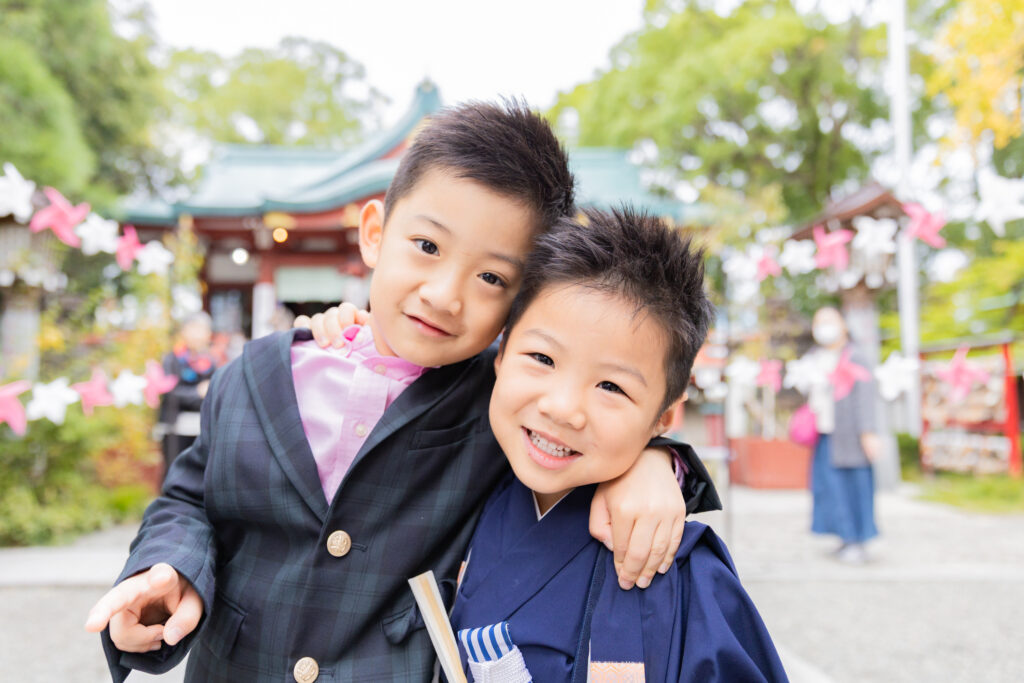 兄弟でにっこり笑う写真