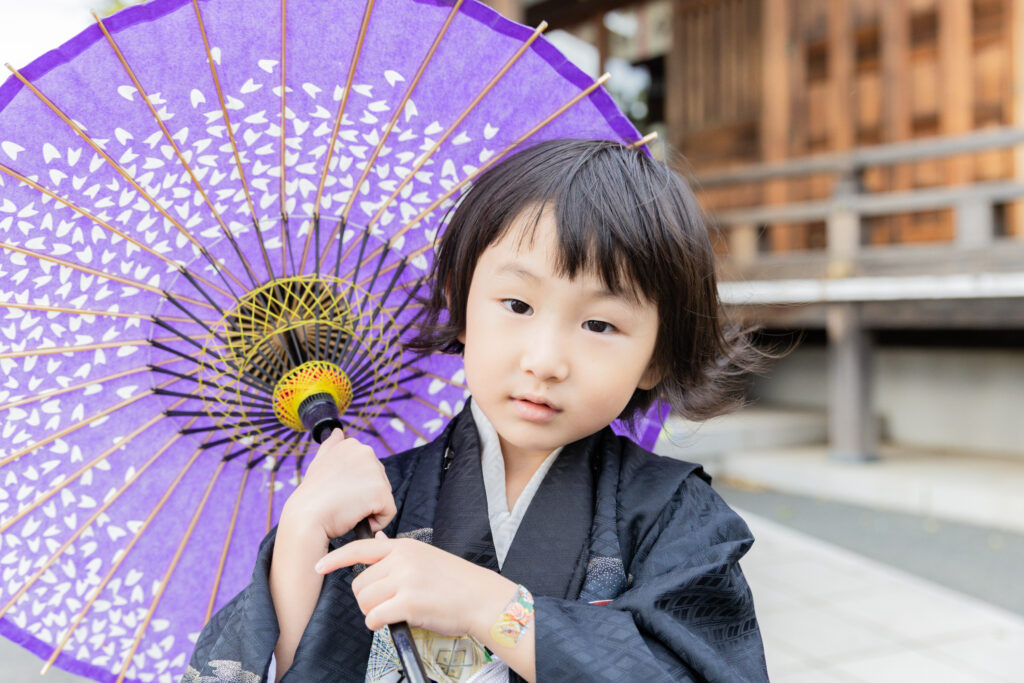 羽織袴と和傘でカッコよくキメた写真
