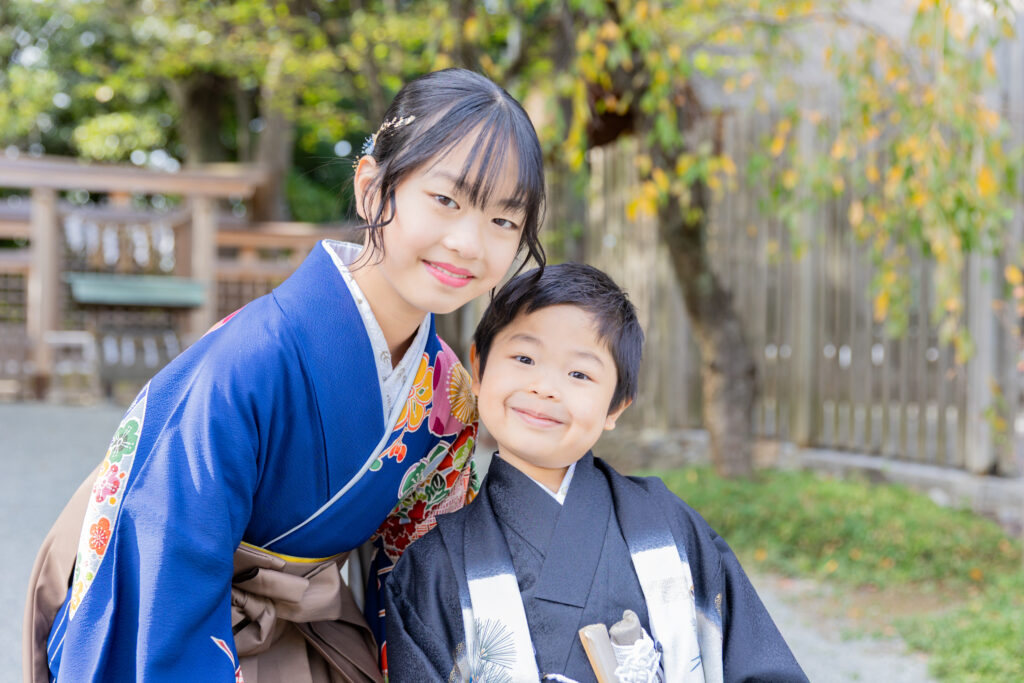 姉弟で着物を着てほほえむ写真