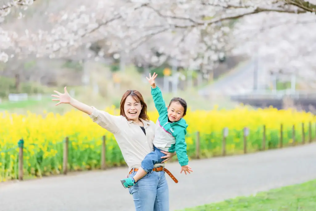 桜と菜の花をバックに親子写真撮影