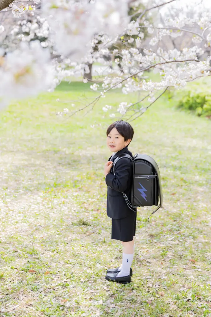 桜の下で入学記念のランドセルフォト