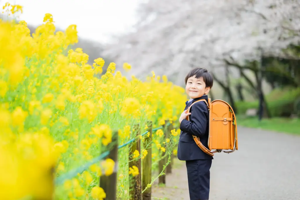 菜の花と一緒に入学記念のランドセルフォト