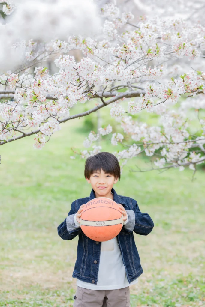 お気に入りのバスケットボールを持って桜と一緒に撮影