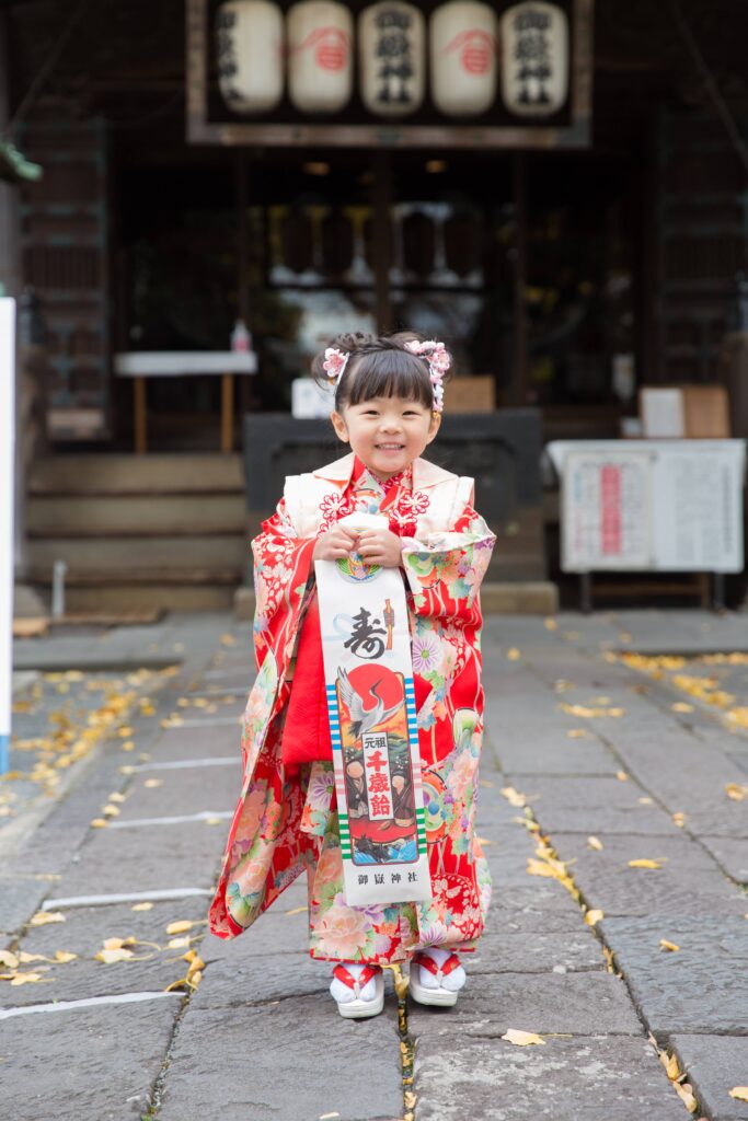 赤いアンティーク着物を着てご機嫌な3歳七五三