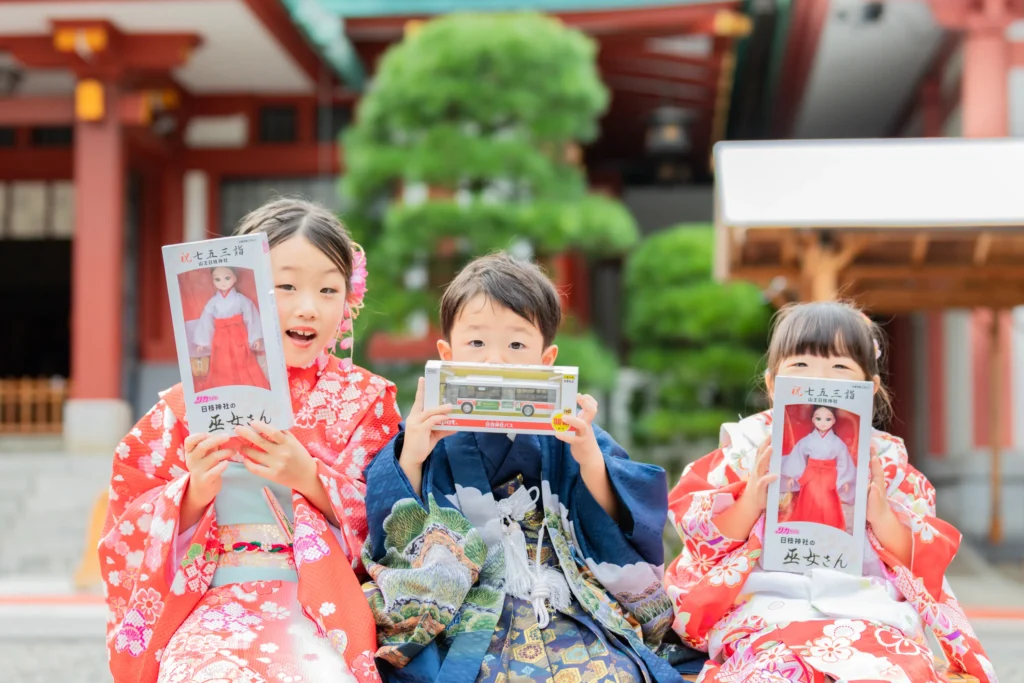 赤坂日枝神社での七五三にてご褒美をもらって嬉しそうな3きょうだい