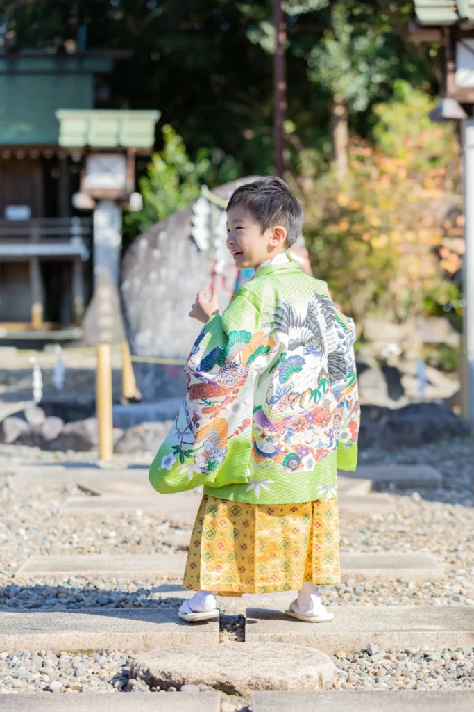 カラフルな羽織袴を着てご機嫌な5歳男の子の七五三出張撮影