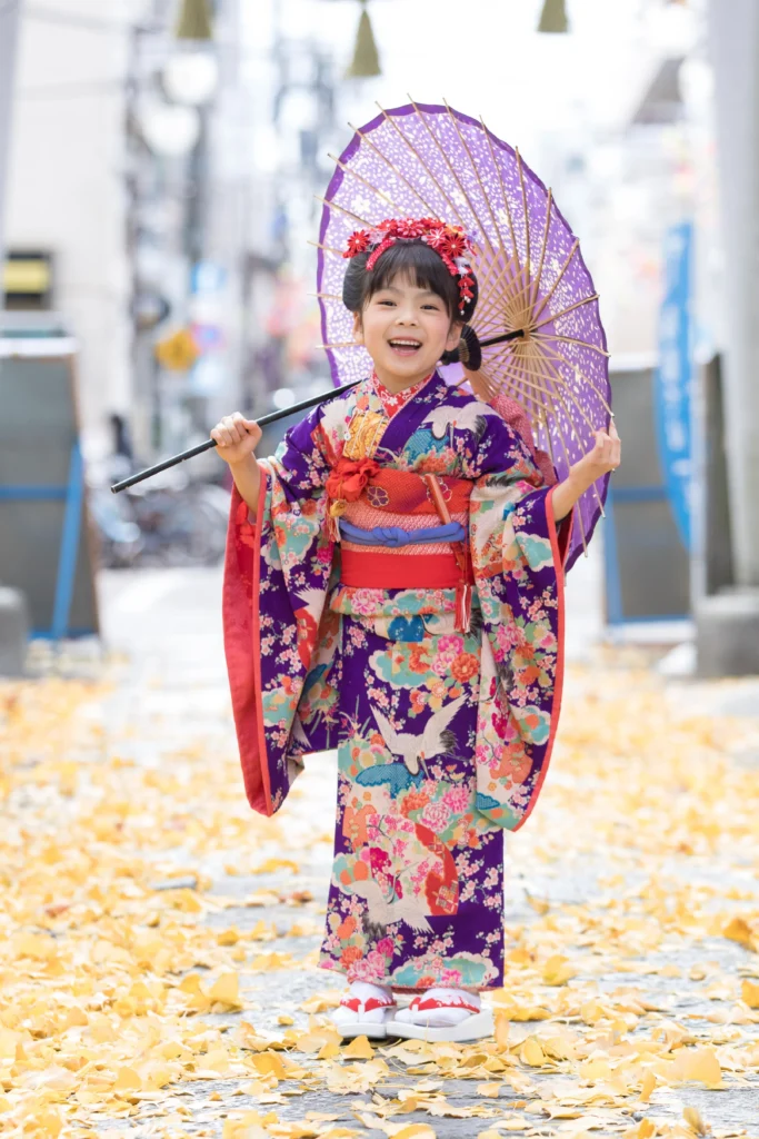 イチョウの絨毯が綺麗な7歳七五三の撮影
