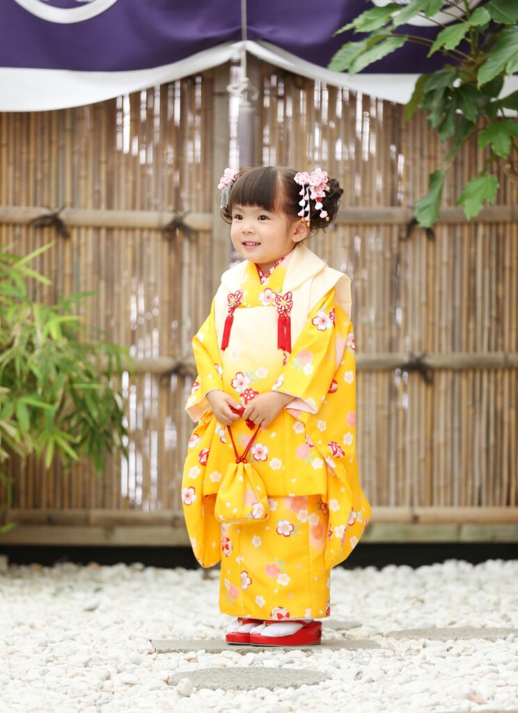 黄色い被布がよく似合う3歳女の子